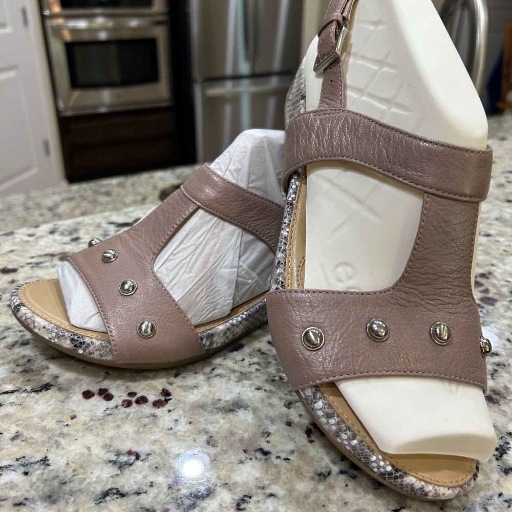 Naturalizer Yardina Leather Taupe Snakeskin Studded Sandals Womens Size 8.5M